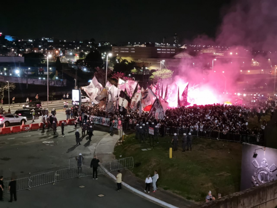 Torcedores do Corinthians em festa antes do jogo com o Boca Juniors