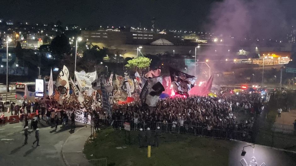 Torcedores do Corinthians em festa antes do jogo com o Boca