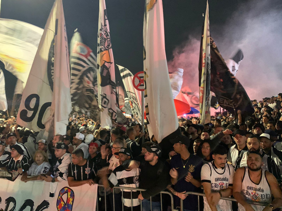 Torcedores do Corinthians em festa na Neo Qumica Arena antes de jogo com o Boca Juniors