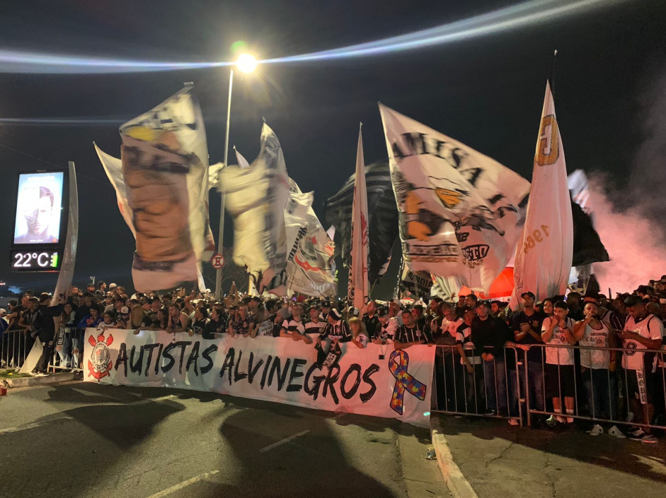 Torcedores do Corinthians em festa na Neo Qumica Arena antes de jogo com o Boca