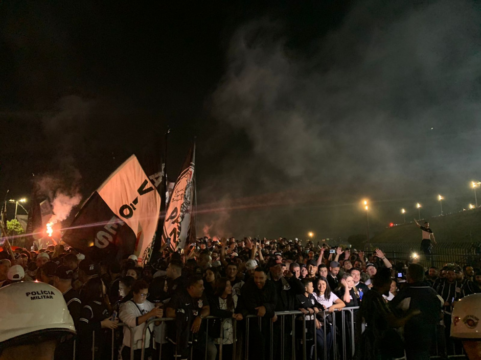 Torcida do Corinthians em festa antes do jogo com o Boca