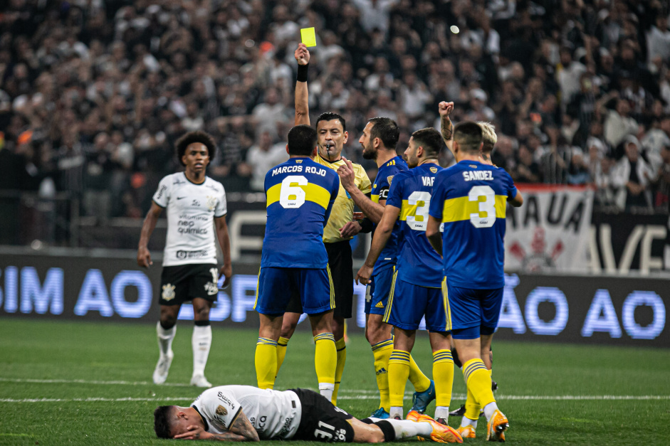 Willian e Mantuan durante jogo do Corinthians contra o Boca Juniors pela Libertadores