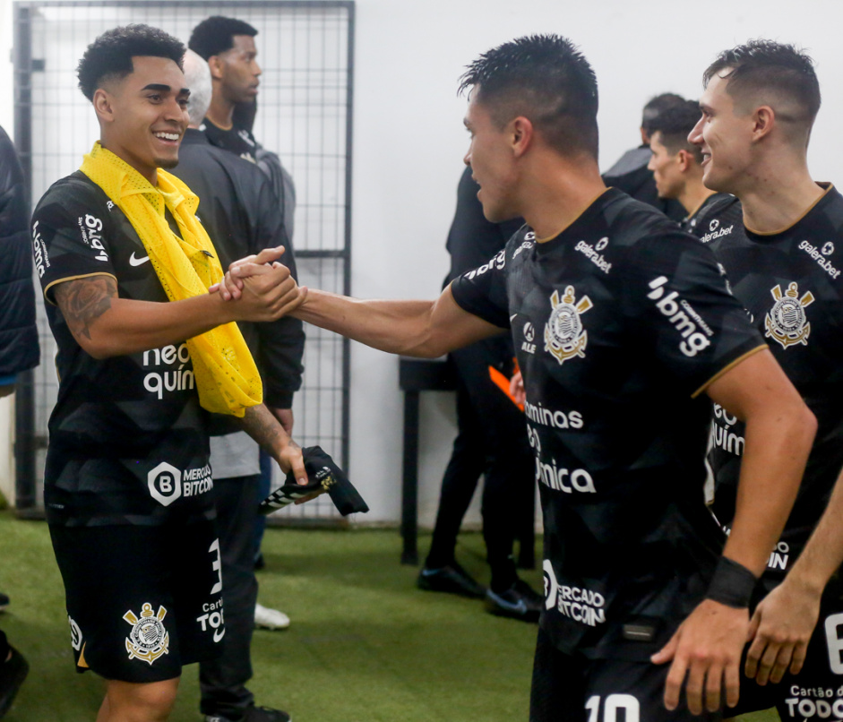 Du Queiroz e Roni comemoram a classificao do Corinthians