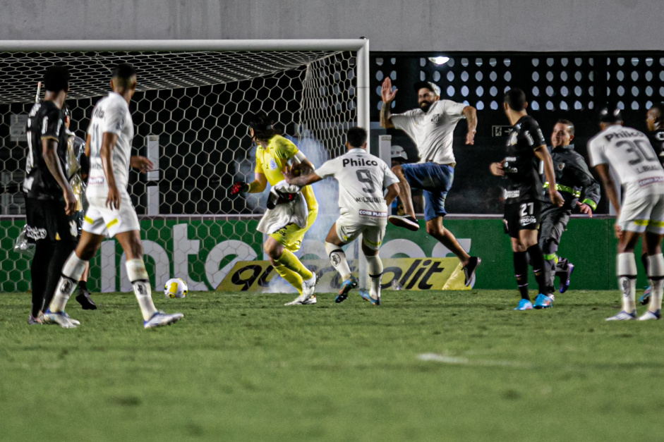 Torcedor tenta agredir Cssio aps o jogo entre Corinthians e Santos