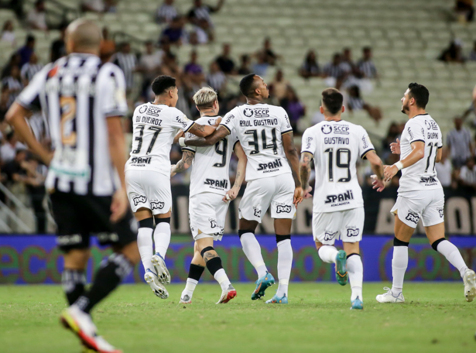 Du Queiroz, Rger Guedes, Raul Gustavo, Gustavo Silva e Giuliano comemoram gol do Corinthians