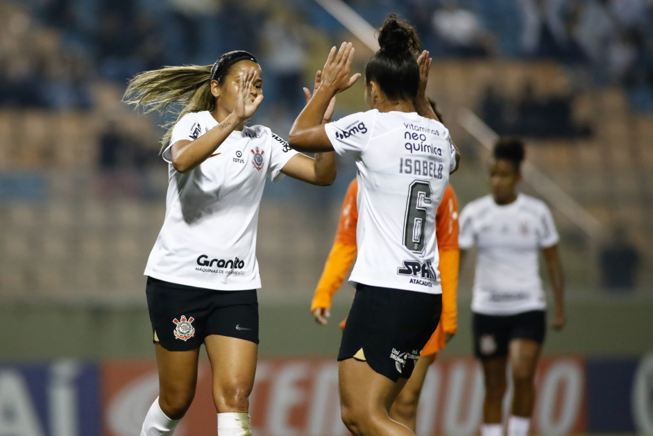 Vic Albuquerque e Isabela celebram gol marcado do Corinthians sobre o SKA Brasil