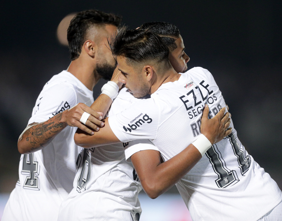 Romero e Wesley comemoram gol contra o Cianorte