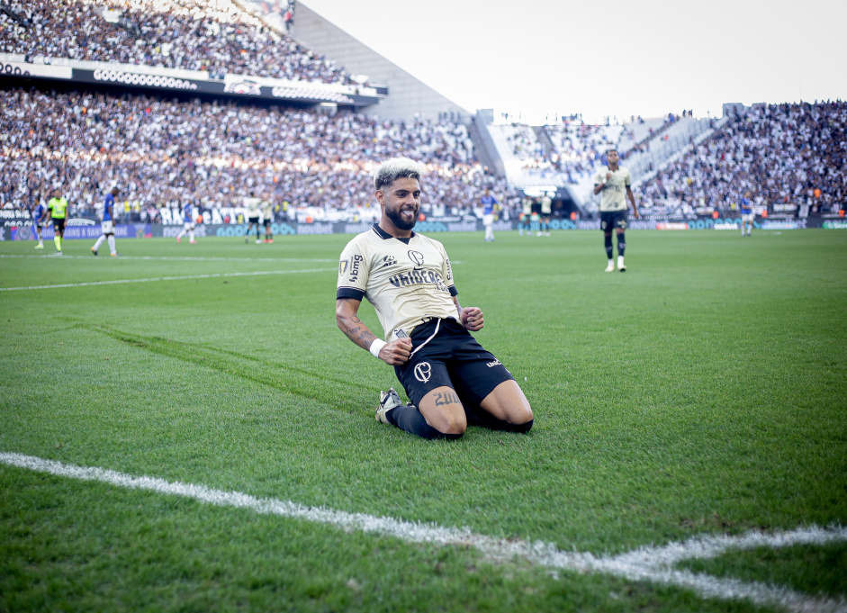 Yuri Alberto desliza no gramado para comemorar seu gol