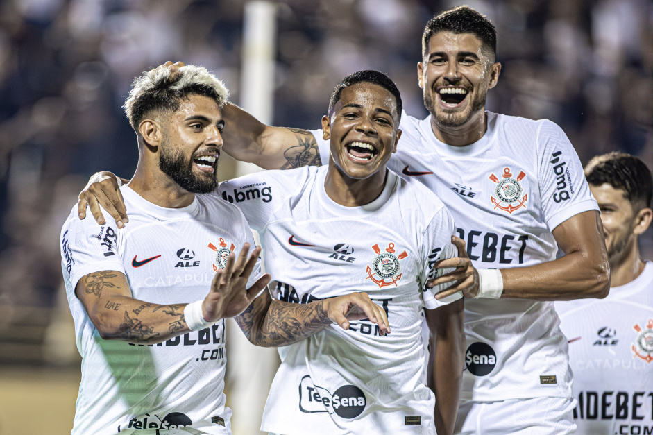 Yuri Alberto, Wesley e Pedro Raul comemorando gol contra o So Bernardo