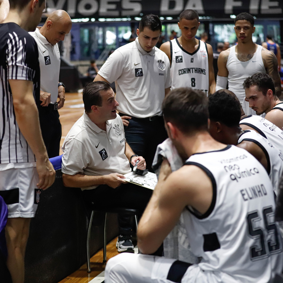 Tcnico Silvio Santander passando orientaes aos jogadores do basquete durante partida