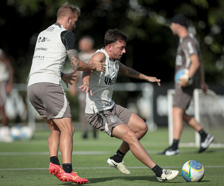 Neste sbado, o Corinthians realizou um treino coletivo com os jogadores disponveis