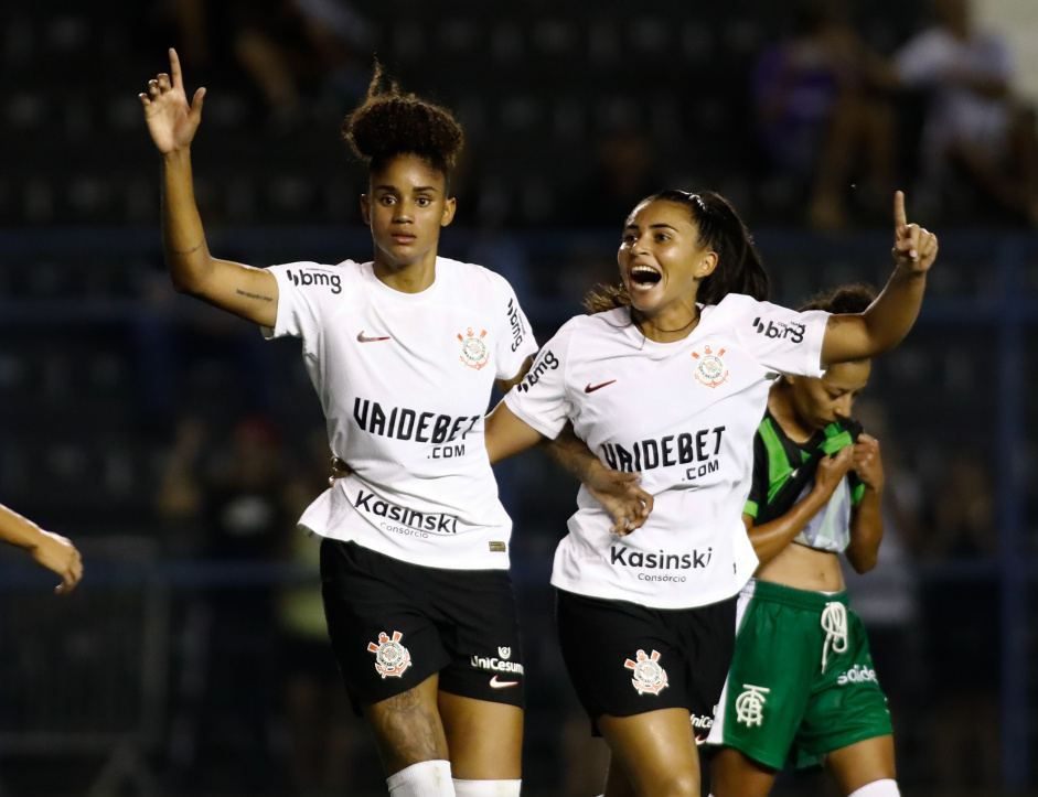 Tarciane e Mariza abraadas celebrando o gol anotado pela zagueira contra o Amrica-MG