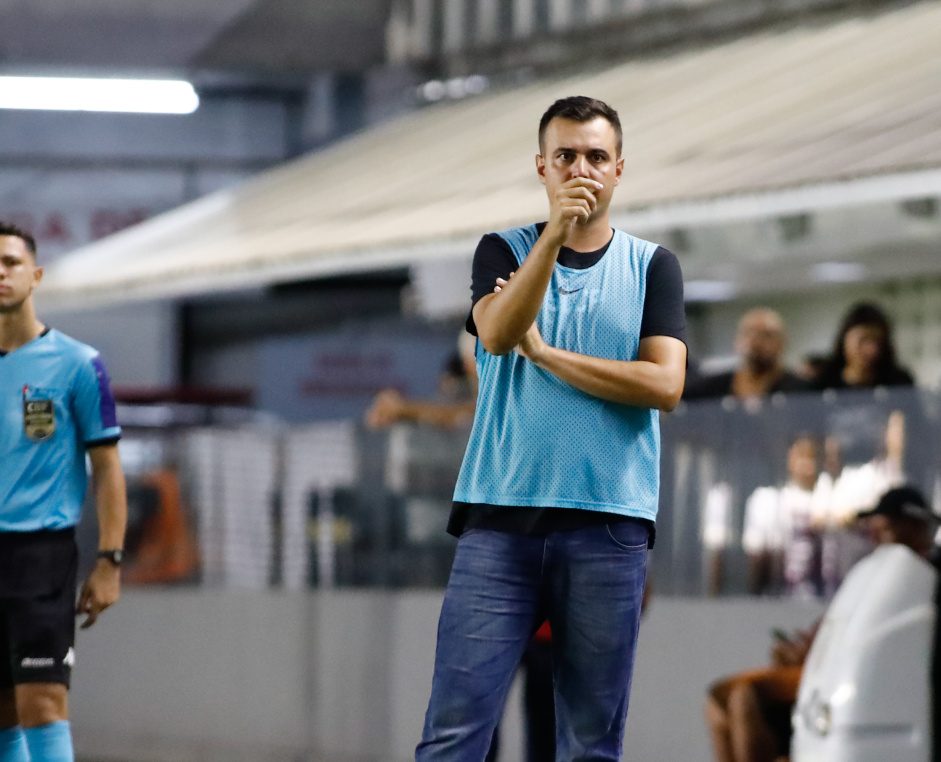 Lucas Piccinato instruindo a equipe feminina do Corinthians durante o Clssico Alvinegro